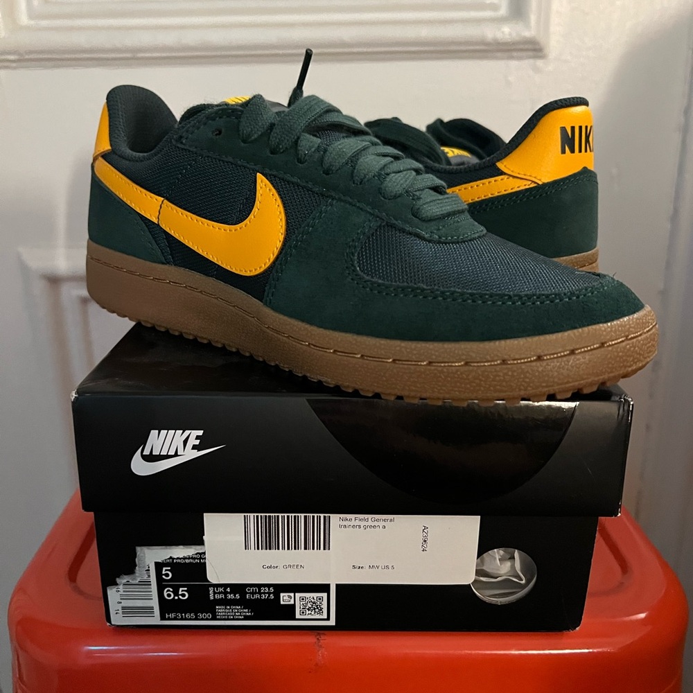 *BRAND NEW* Nike Dark Green and Yellow Low-Top Sneakers